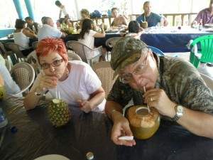 Доминиканските коктейли в натурален вид - пиня колада и коко локо